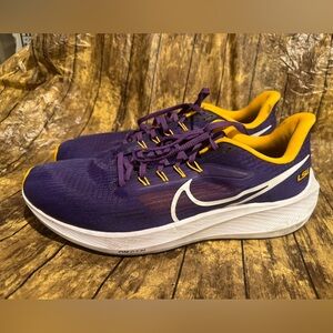 NIKE Air Zoom Pegasus 39 LSU Tigers Running Shoes Mens Size 12 Purple White